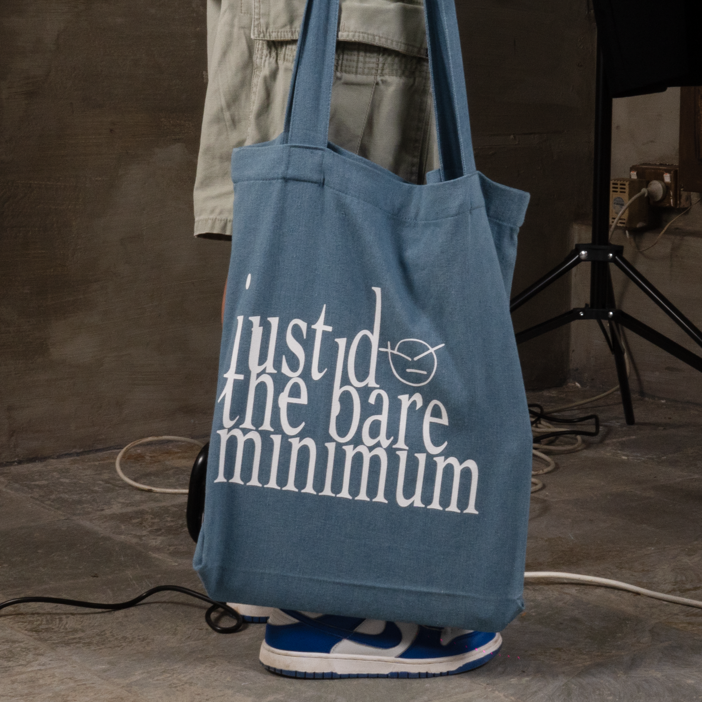 Bare minimum tote bag model